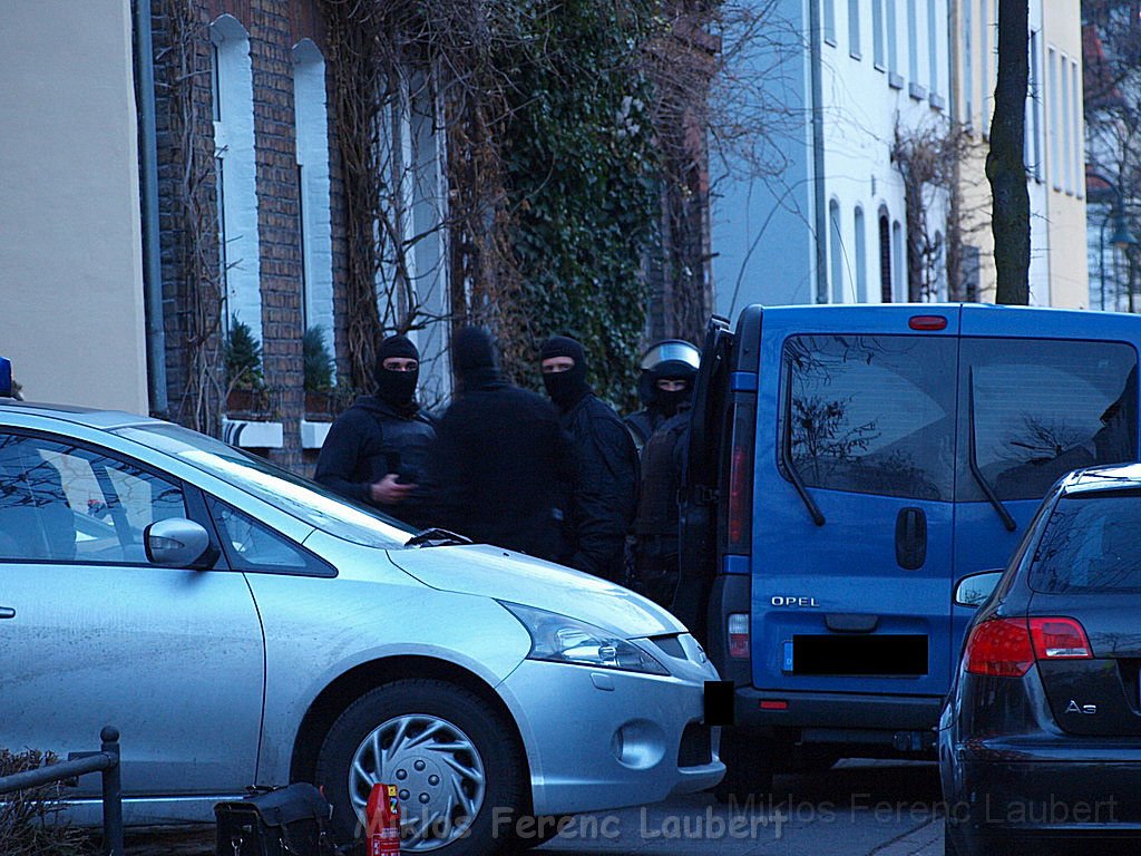 Einsatz Feuerwehr SEK Polizei Koeln Nippes Merheimerstr P179.JPG